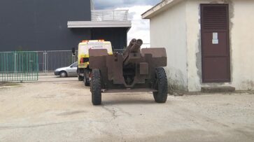 Eksponat haubice na Rivi u Metkoviću