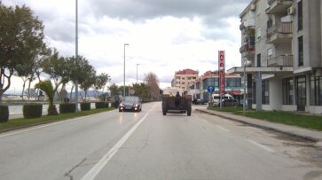 Eksponat haubice na Rivi u Metkoviću