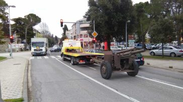 Eksponat haubice na Rivi u Metkoviću