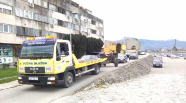 Eksponat haubice na Rivi u Metkoviću