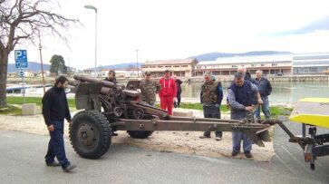 Eksponat haubice na Rivi u Metkoviću