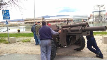 Eksponat haubice na Rivi u Metkoviću