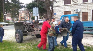 Eksponat haubice na Rivi u Metkoviću