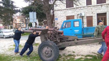 Eksponat haubice na Rivi u Metkoviću