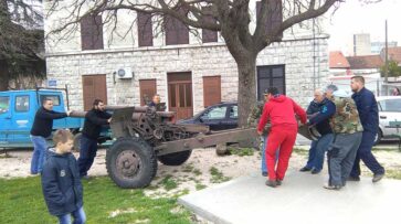 Eksponat haubice na Rivi u Metkoviću