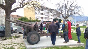 Eksponat haubice na Rivi u Metkoviću