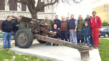 Eksponat haubice na Rivi u Metkoviću