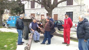 Eksponat haubice na Rivi u Metkoviću