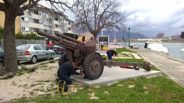 Eksponat haubice na Rivi u Metkoviću