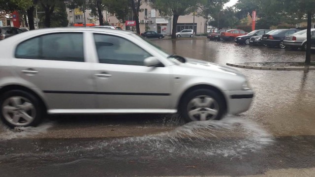 Konzumovo parkiralište nakon kiše (1)