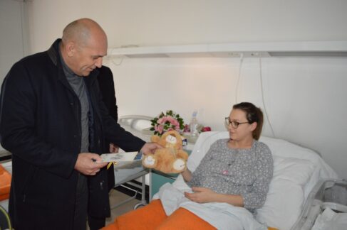 Gradonačelnik u posjetu prvoj rođenoj bebi 12