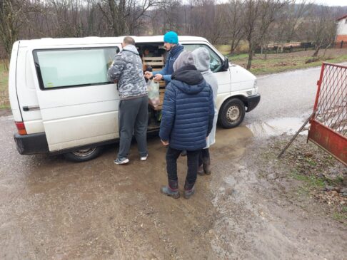 Udraga lađara Neretve s pomoći stigla u Baniju (4)