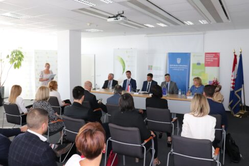 130922-potpisivanje-ugovora-izvodjac-cgo-5