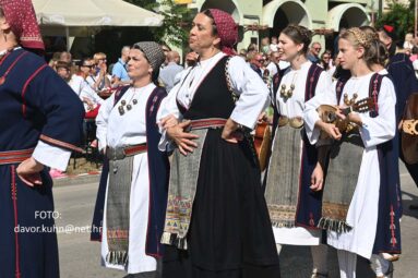 KUD Metković na Vinkovačkim jesenima ()