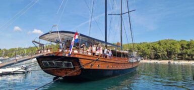 Udruga Baština Neretve Opuzen Maraton lađa Festival mora i mornara Dani u vali Stari Grad na Hvaru ()