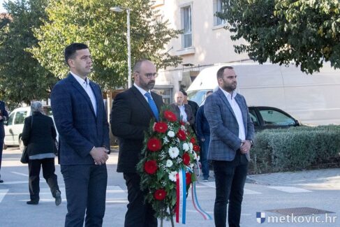 polaganje vijenaca ()