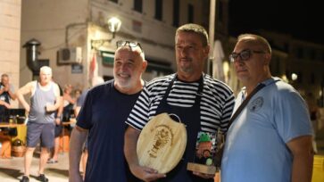 plavi rak 310826 4